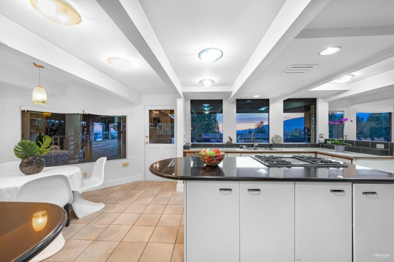 Grouse Cheerful Large Private Bedroom, Bath, Shared Deck, Pool, Hot Tub North Vancouver Exterior foto