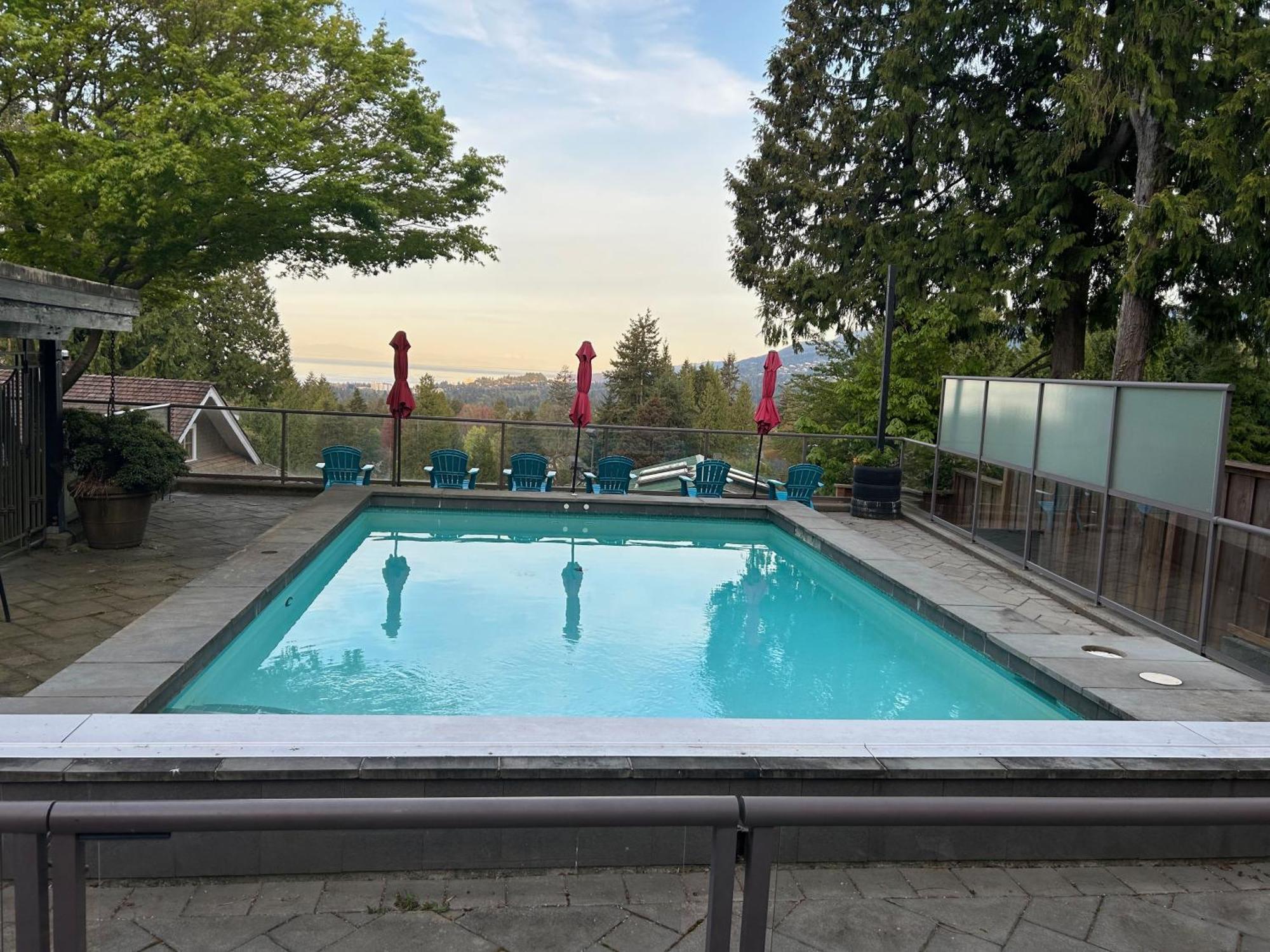 Grouse Cheerful Large Private Bedroom, Bath, Shared Deck, Pool, Hot Tub North Vancouver Exterior foto