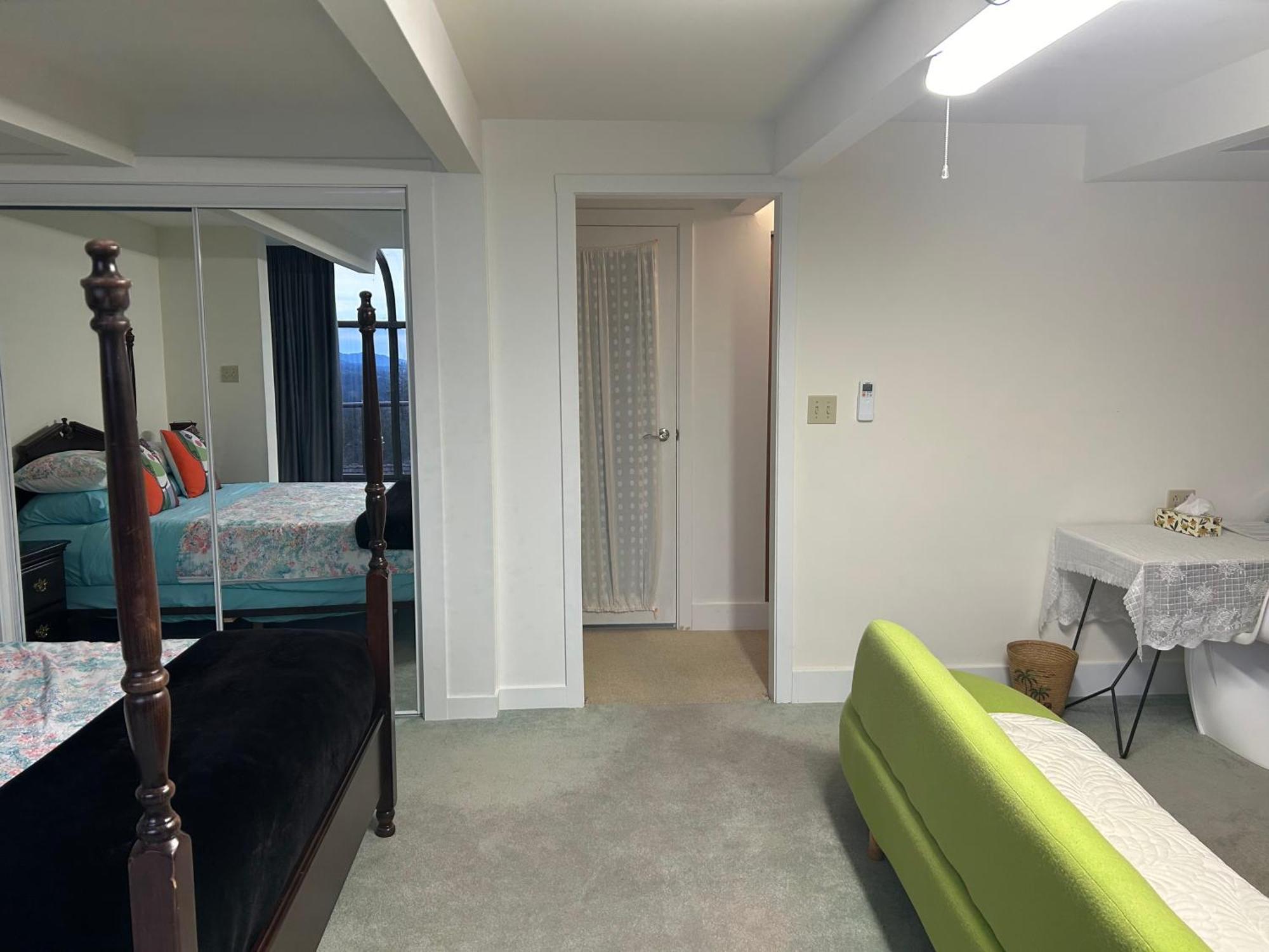 Grouse Cheerful Large Private Bedroom, Bath, Shared Deck, Pool, Hot Tub North Vancouver Exterior foto