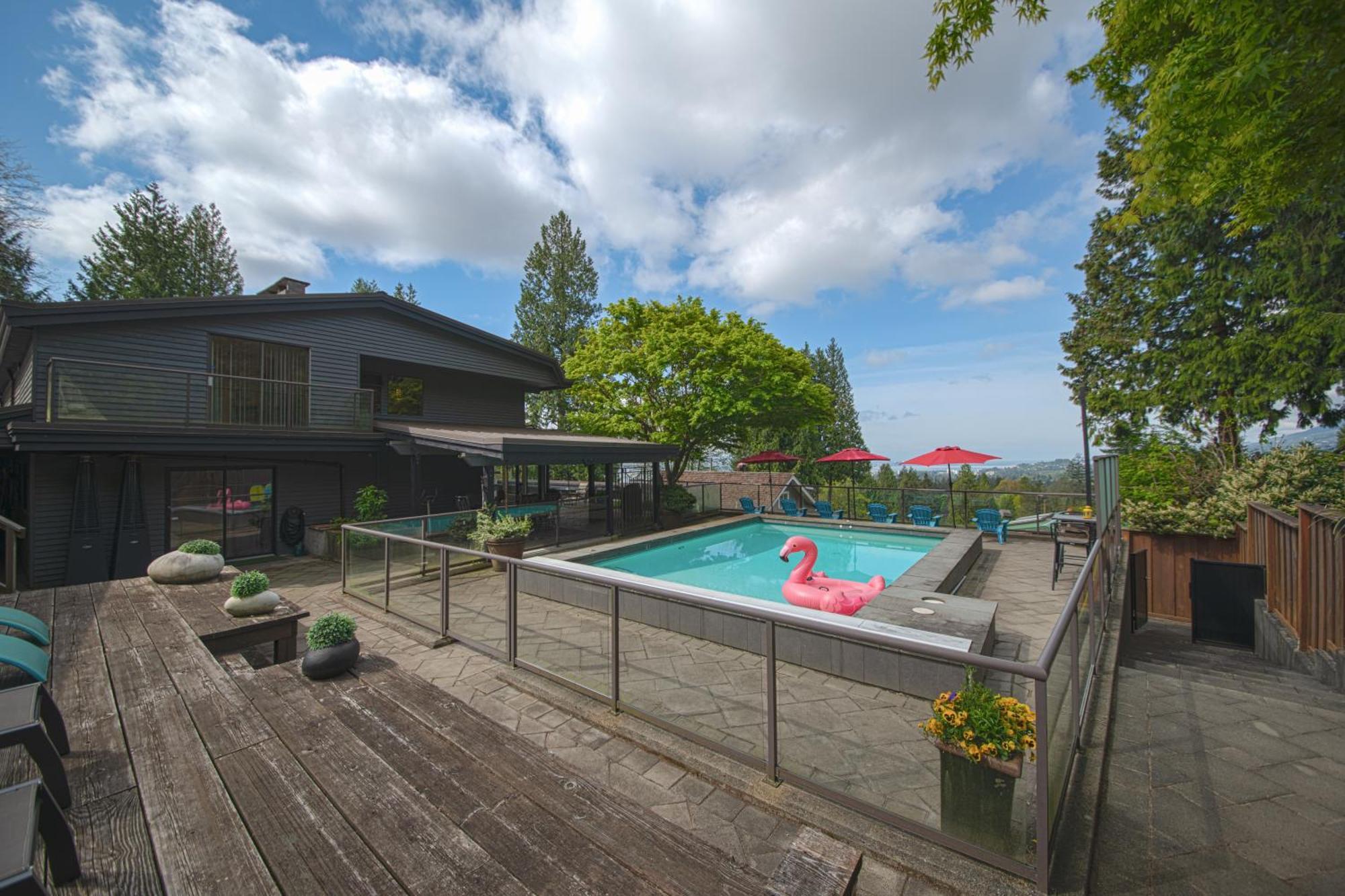 Grouse Cheerful Large Private Bedroom, Bath, Shared Deck, Pool, Hot Tub North Vancouver Exterior foto
